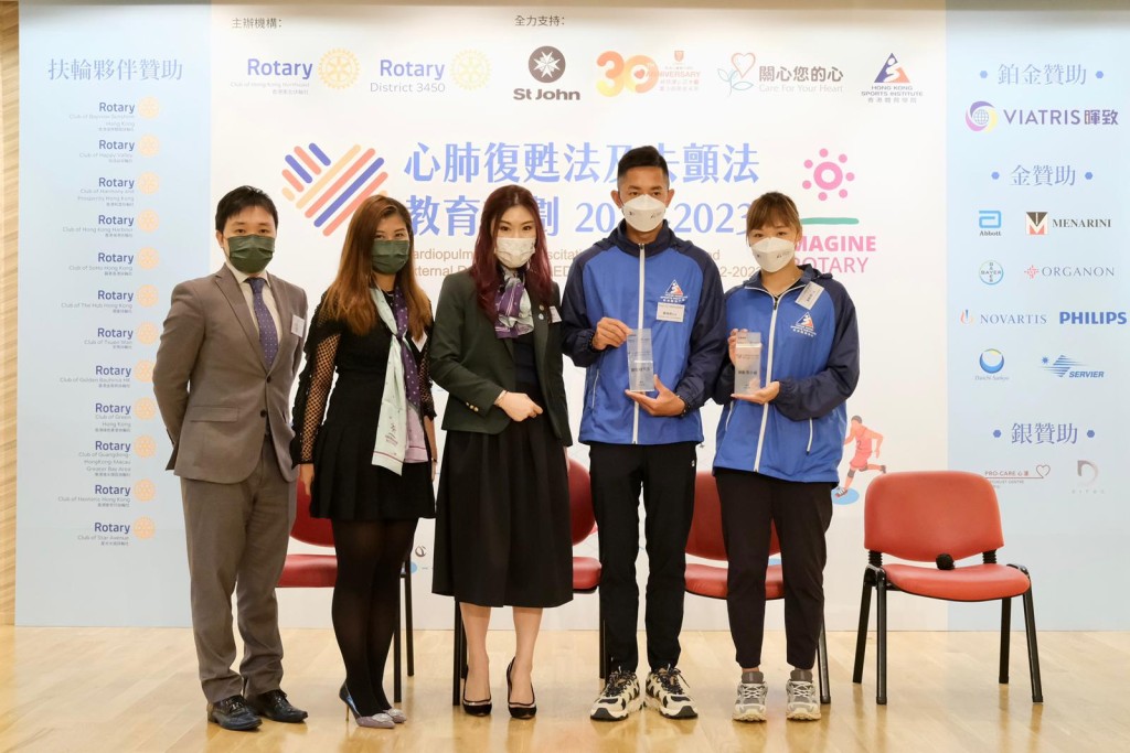 运动员郑俊梁（右二）及谢影雪（右一）获颁奖。主办方提供