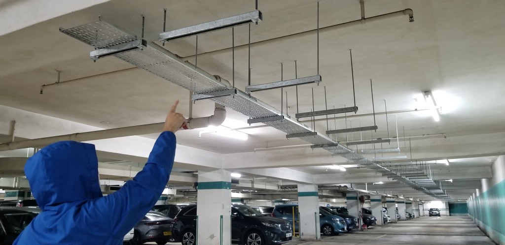 麗港城一名車位業主指停車場只裝了少量吊架組件。