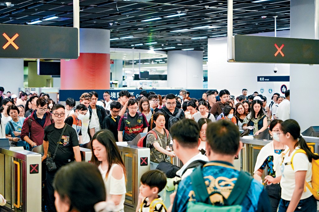 高鐵西九龍站昨逼滿返港的市民。