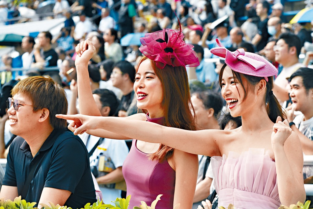 女士們盡展美態。