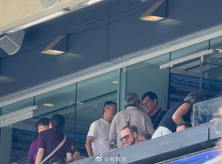 马云、杨元庆等科技大老现身世界杯决赛现场。微博 马云、杨元庆等科技大老现身世界杯决赛现场。微博