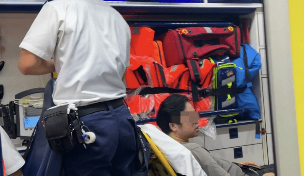 七人車司機由救護車送院檢查。蔡楚輝攝 七人車司機由救護車送院檢查。蔡楚輝攝