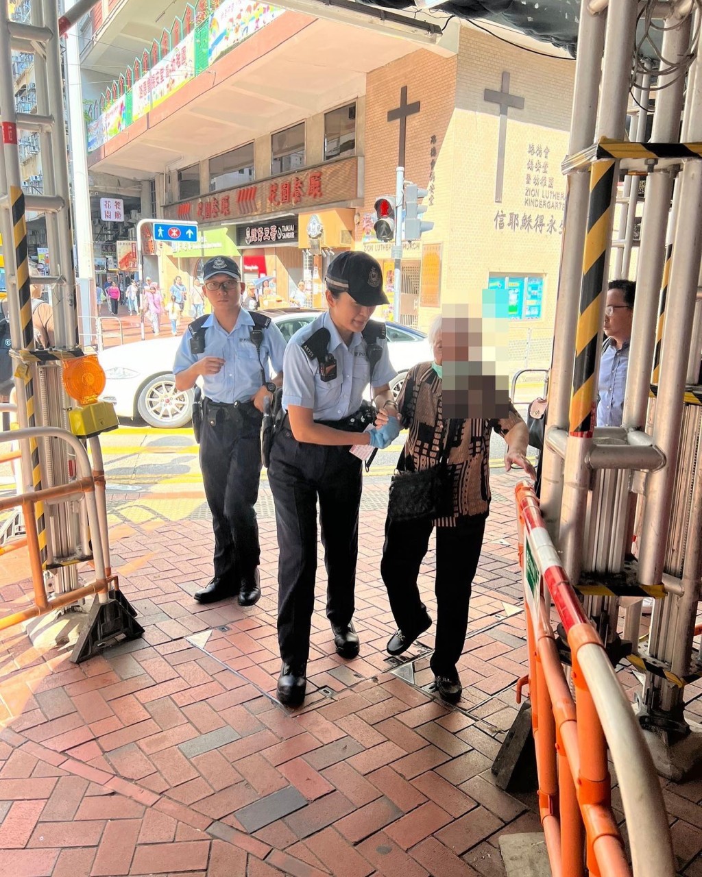 炮台山一名婆婆落街購物迷路，警方協助婆婆返回安老院。東區警區FB