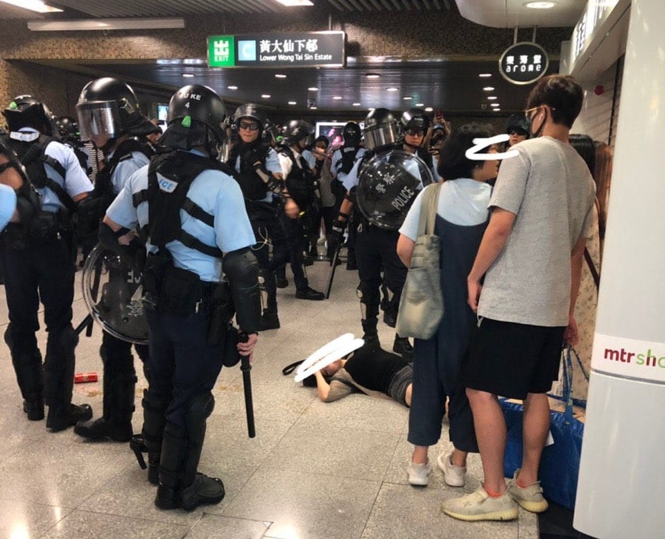 黃大仙站防暴警察到場處理情況。網上圖片