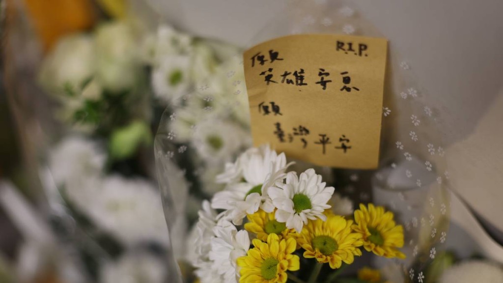 台灣許多民眾自發到現場悼念死者。中央社