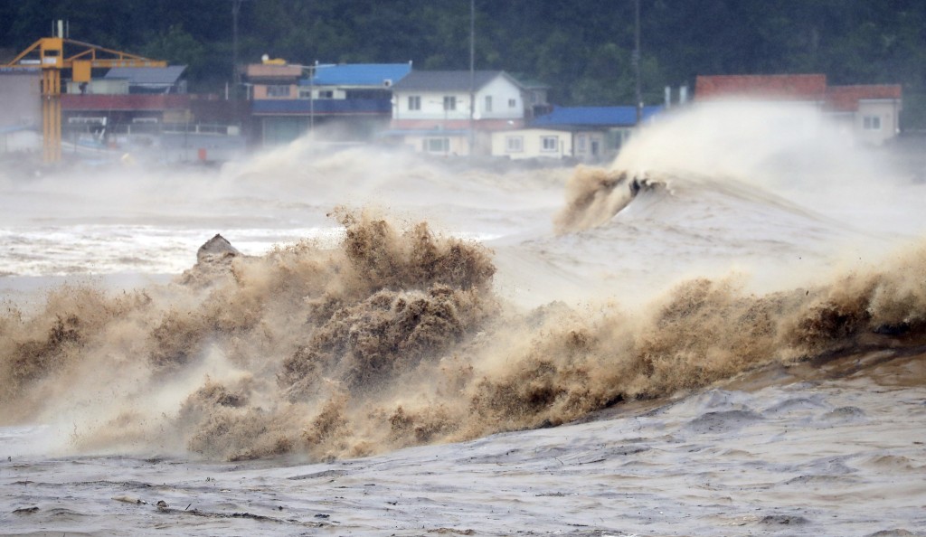 海浪襲擊了韓國浦項市的海岸。AP