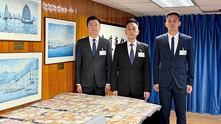 警方展示相關證物。