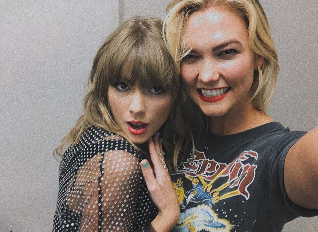 有指已跟Taylor反目的名模前閨密Karlie Kloss(右)都有在訂婚帖點讚。 有指已跟Taylor反目的名模前閨密Karlie Kloss(右)都有在訂婚帖點讚。
