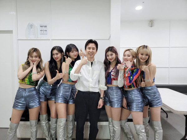 EVERGLOW上周末曾出席《柳熙烈的寫生簿》，與柳熙烈合照。