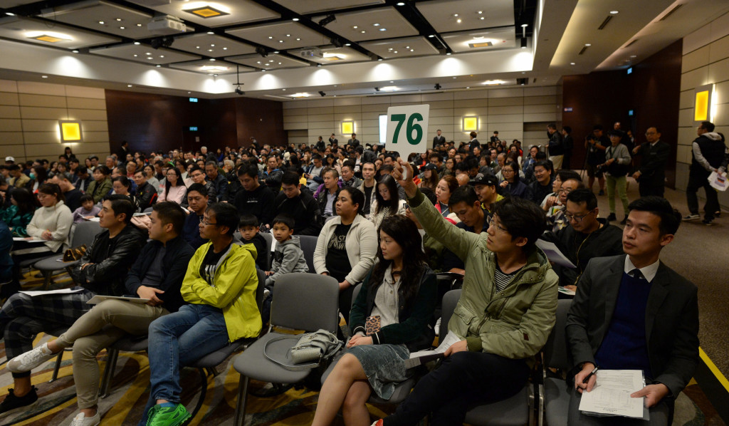 運輸署今日拍賣車牌號碼，車牌「VV 66」最終以10.1萬元成交，成為全場最高。資料圖片