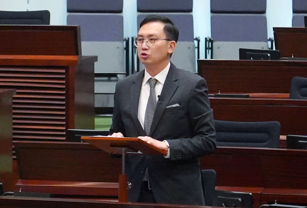 李鎮強提到,應探討市民能否僅憑身份證,即可在任何投票站進行投票,而毋須前往指定的投票站,以提高投票意欲。 李鎮強提到,應探討市民能否僅憑身份證,即可在任何投票站進行投票,而毋須前往指定的投票站,以提高投票意欲。