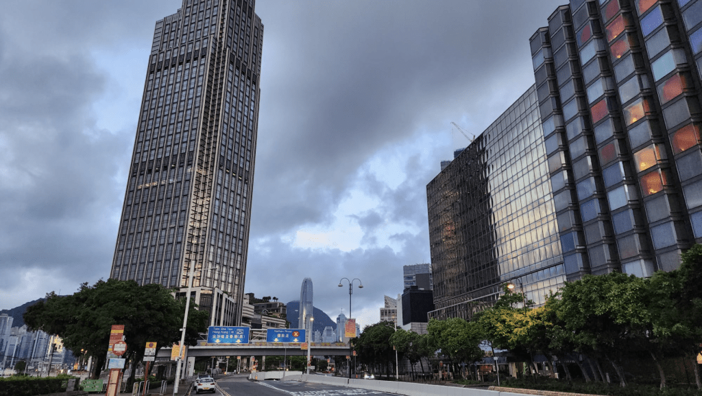 本港地區今日大致多雲，有幾陣驟雨。黎志偉攝