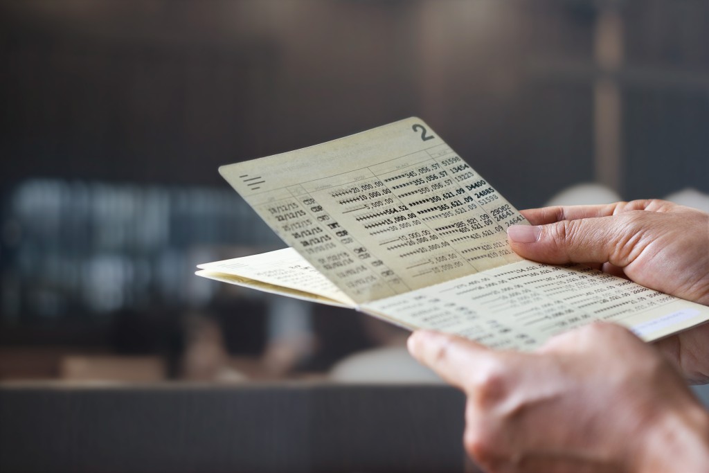八旬日婦每月不明支出高達$2630。（示意圖）iStock