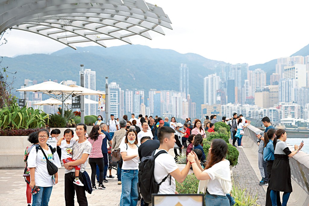 現時估計每日感染新冠近萬人,當局無意重推口罩令。