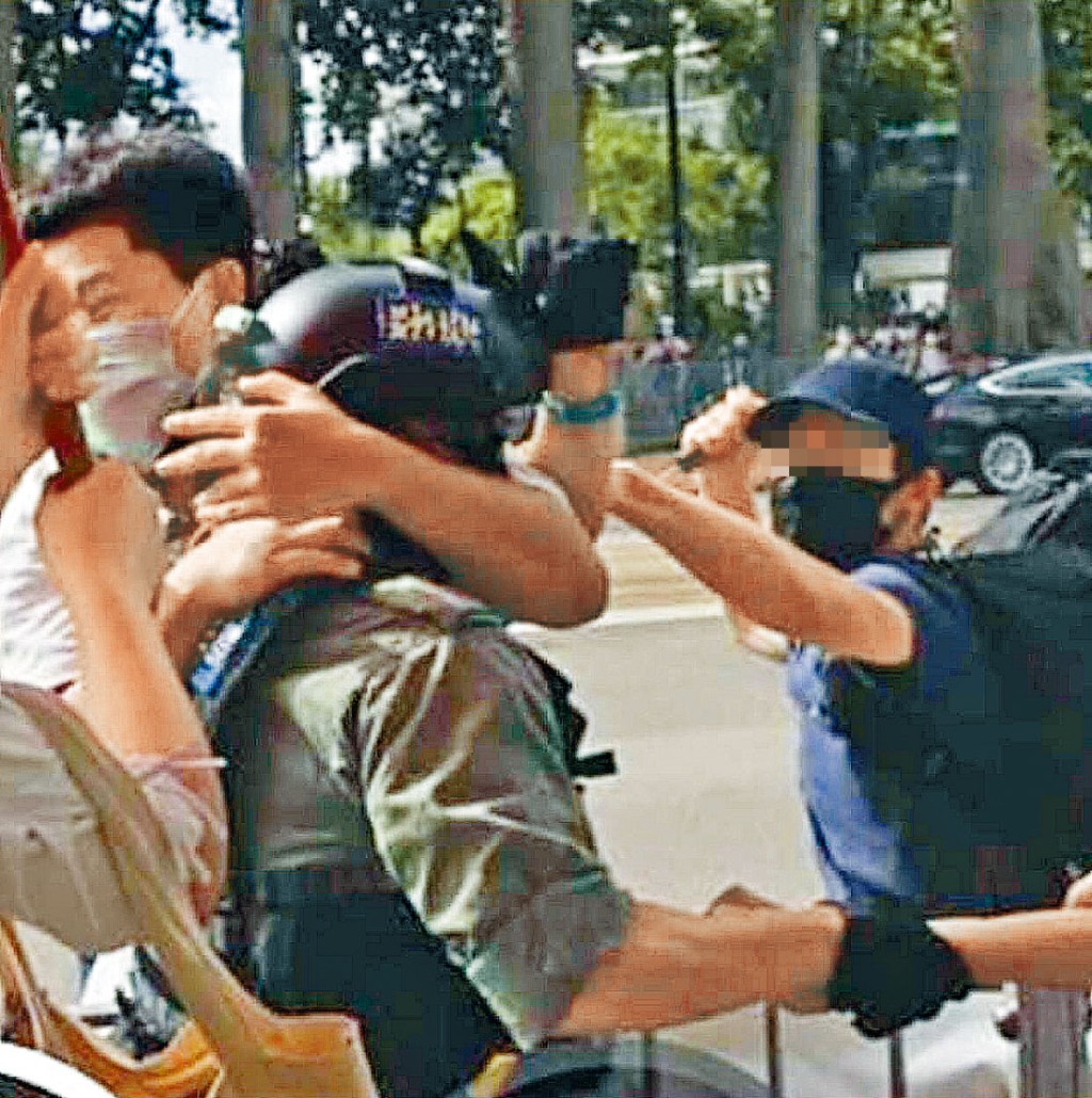 ■黄姓疑犯(右)「七一」违法游行期间,涉协助抢犯时用利器袭击警。