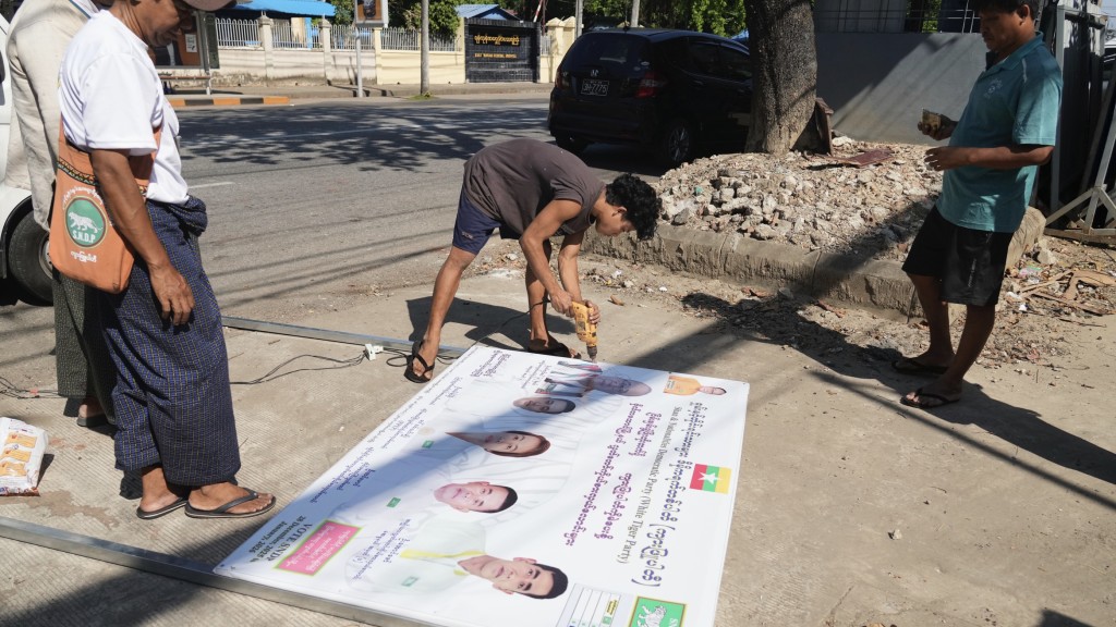 緬甸大選｜撣族民主黨 （SNDP，白虎黨）在投票前夕拆除宣傳海報。 美聯社