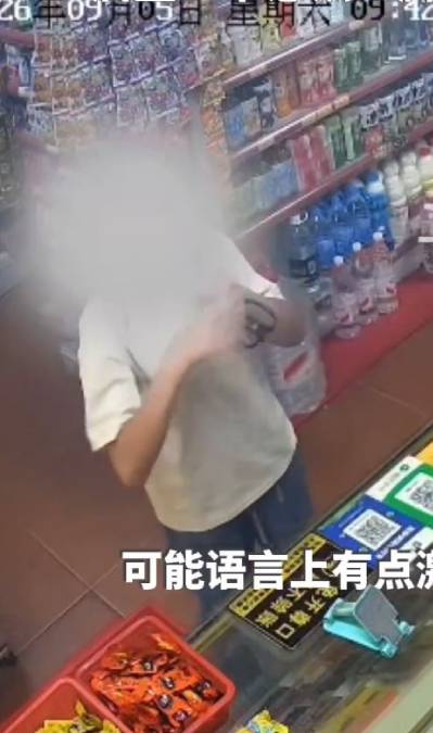 士多女老闆下意識用手捉著利剪再一腳將小偷踢飛,防止對方自殘。千里眼 士多女老闆下意識用手捉著利剪再一腳將小偷踢飛,防止對方自殘。千里眼