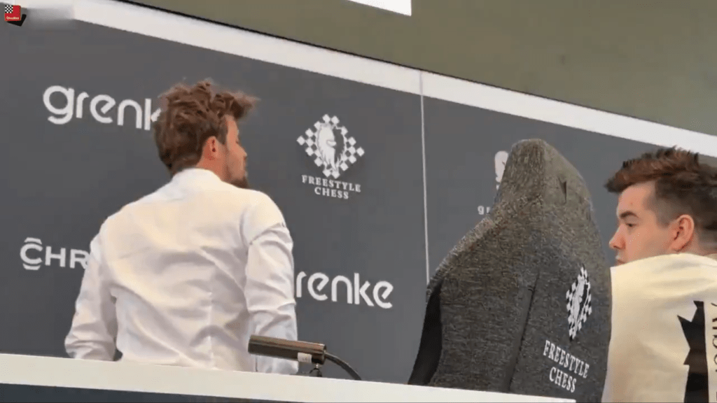 岂料下秒即站起来转身找裁判。 X@PicturesFoIder 岂料下秒即站起来转身找裁判。 X@PicturesFoIder