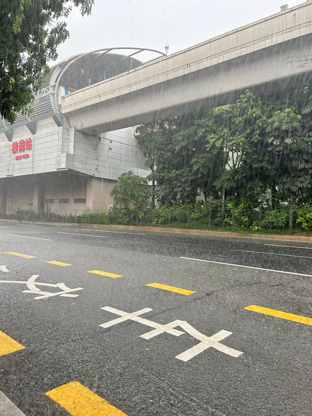 深圳多區出現暴雨。（微博）