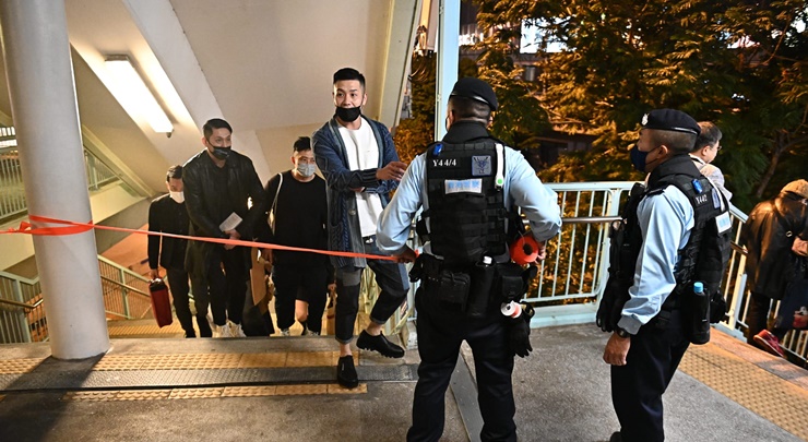 警员封闭由九龙站通往西九文化区的行人天桥。
