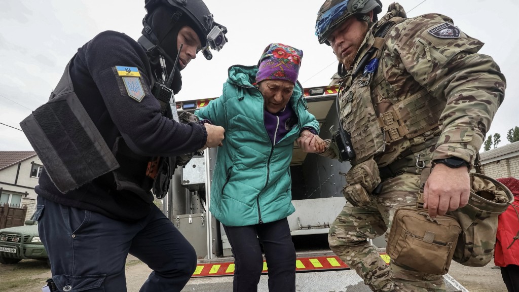 軍警協助哈爾科夫Vovchansk當地居民疏散。路透社