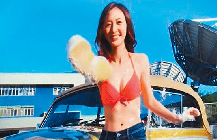 ■之前何依婷喺《機場特警》中，穿bra top洗車一幕引嚟好大迴響。