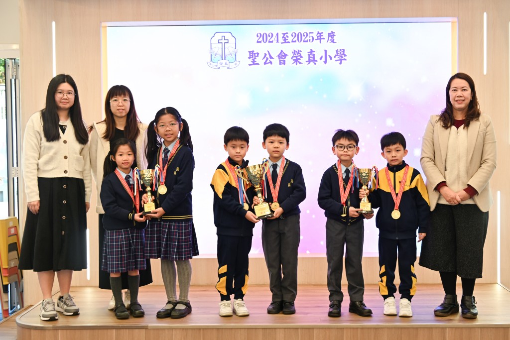 老師積極帶領尖子參加校外比賽,在全港小學不插電編程挑戰賽中勇奪冠軍。(圖片來源:受訪學校提供) 老師積極帶領尖子參加校外比賽,在全港小學不插電編程挑戰賽中勇奪冠軍。(圖片來源:受訪學校提供)