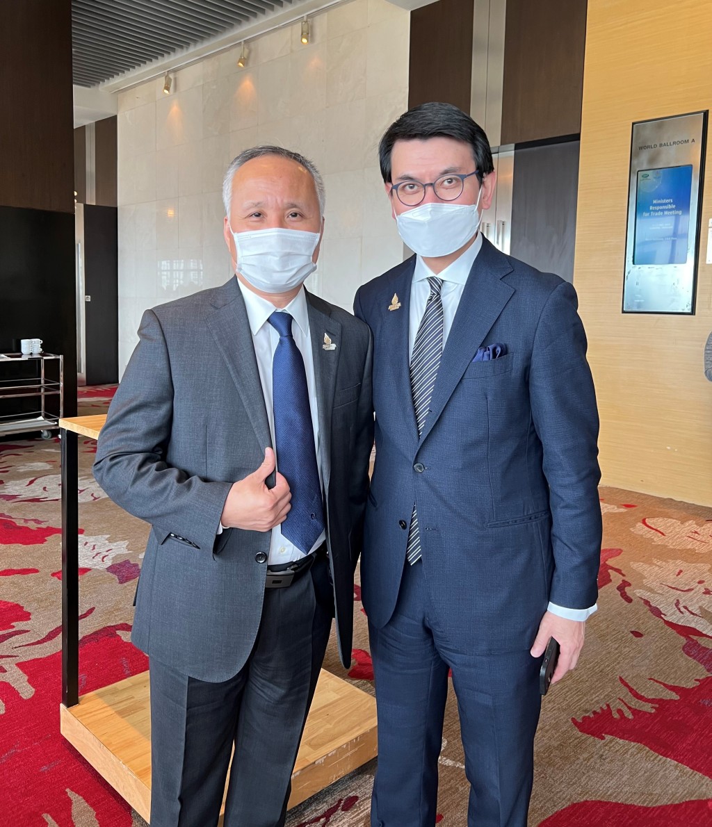 邱腾华（右）与越南工贸部副部长Tran Quoc Khanh（左）会面。