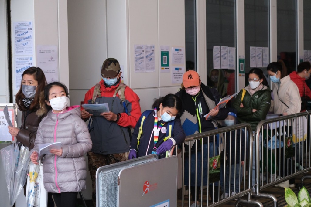 沙田圓洲角體育館接種疫苗中心亦有數十人排隊。