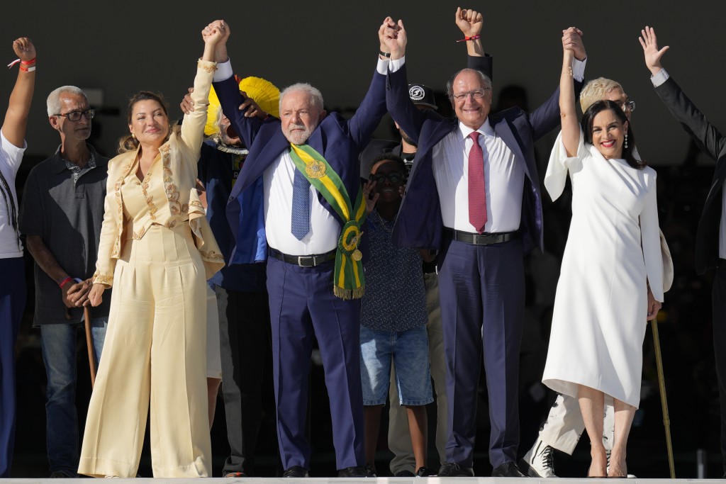 巴西新總統盧拉（中左）、他的妻子席爾瓦（左）、副總統阿爾克明（中右）和他的妻子盧西亞·里貝羅（右二）在普拉納托宮手牽手表示團結。AP