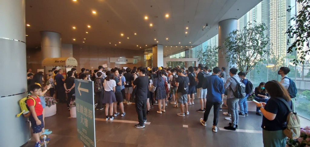 市民包圍港鐵總部抗議