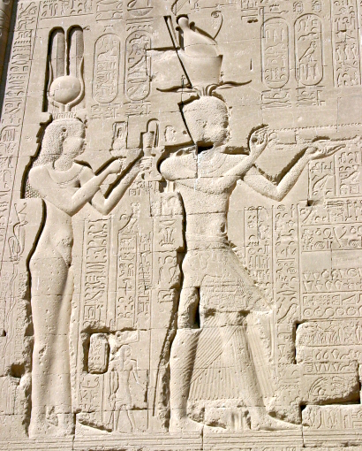  在埃及丹德拉神殿的克利奥帕特拉七世（埃及妖后）和她的儿子凯撒里昂。