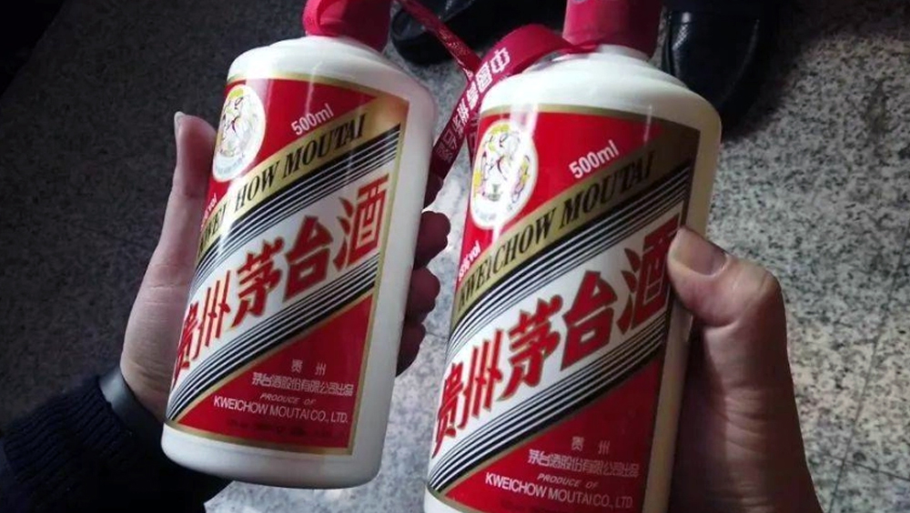 掉包客人自带茅台出售牟利，多名餐厅侍应被判刑。示意图