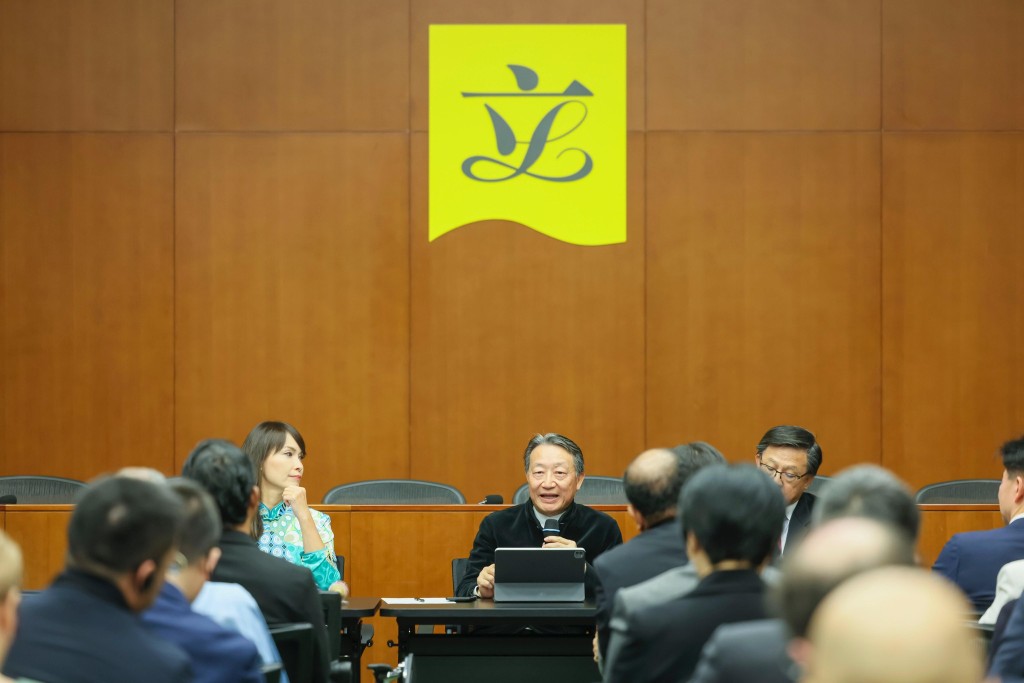 當中多名立法會議員，包括林新強、何君堯及江玉歡期間與嘉賓交流經驗和意見。（香港律師會提供）