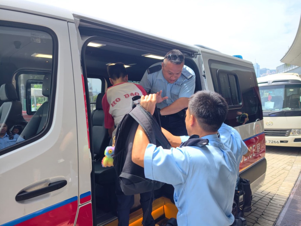 男童被帶上警車。 男童被帶上警車。