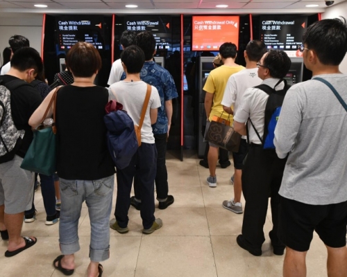 近日不時有大批市民排隊提款。資料圖片