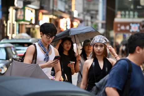 天文台預料,一道廣闊低壓槽會影響南海北部至呂宋以東海域,而該低壓槽上可能有兩個低壓區。劉駿軒攝 天文台預料,一道廣闊低壓槽會影響南海北部至呂宋以東海域,而該低壓槽上可能有兩個低壓區。劉駿軒攝