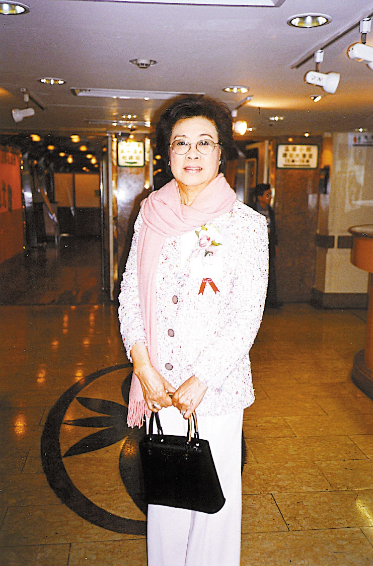 现年93岁的罗艳卿为50至60年代的粤剧名伶，是余丽珍和薛觉先的徒弟。