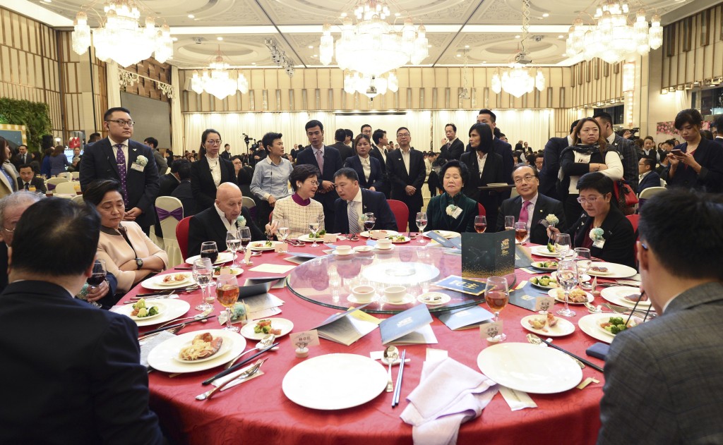 林鄭月娥（左3）曾出席民主黨23周年黨慶晚宴，更坐在主家席。資料圖片