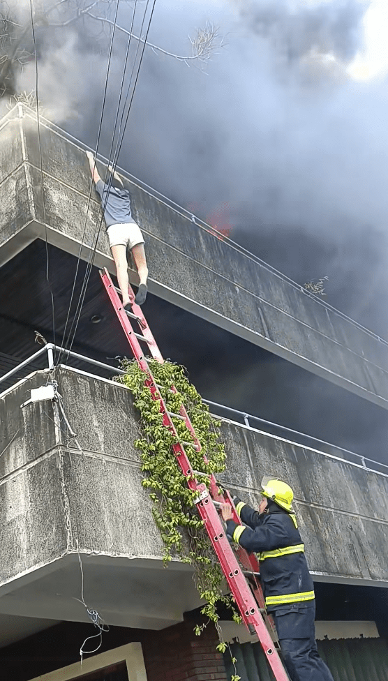 女子最終成功踩到消防救生梯。FB@IvyBaya 女子最終成功踩到消防救生梯。FB@IvyBaya