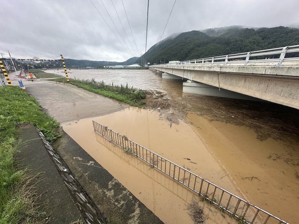 大邱廣域市軍威郡孝令橋底下的河川水位暴漲，淹過橋面。網上圖片