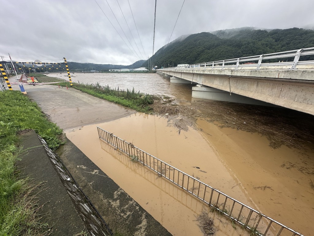 大邱广域市军威郡孝令桥底下的河川水位暴涨，淹过桥面。网上图片