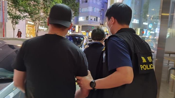 警方傍晚在灣仔搗破一間違規營業的樓上酒吧,負責人被捕。