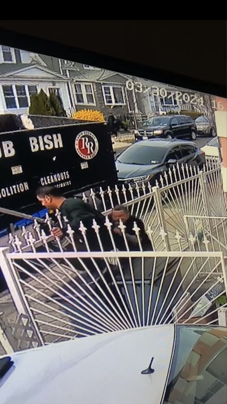 另一影片顯示小偷試圖攀過圍欄逃跑。
