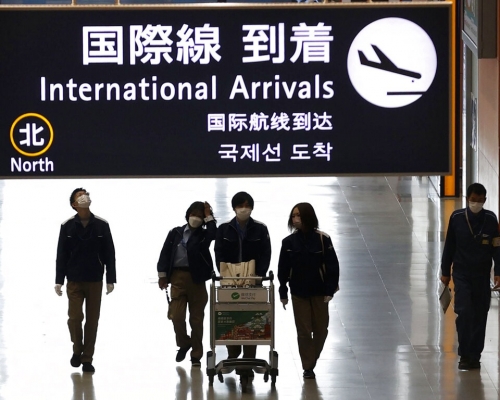 日本今日起重新鎖國，暫停所有外國人士入境。美聯社圖片