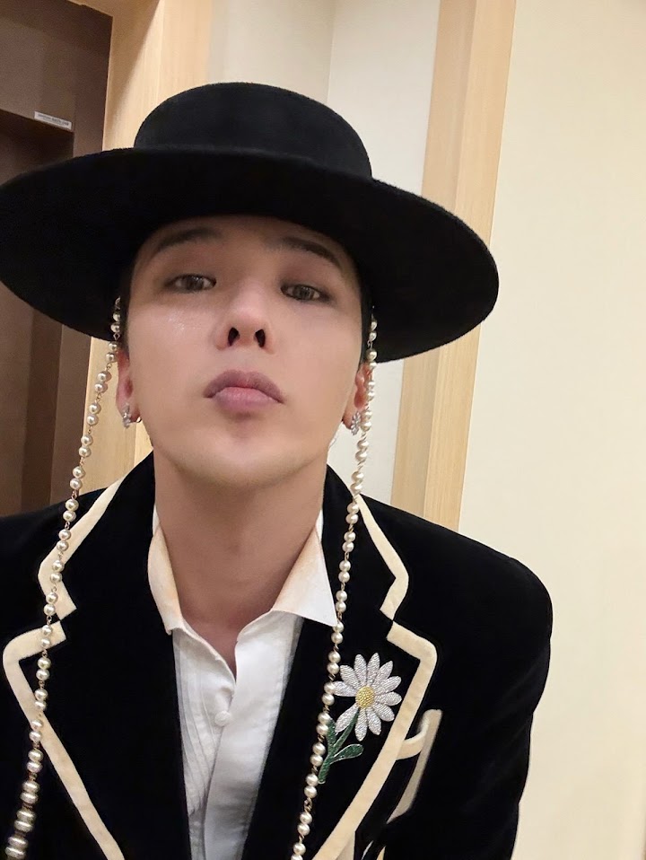 GD昨晚表演時,戴上以珍珠鏈帶作裝飾的韓國傳統帽子「Gat」。 GD昨晚表演時,戴上以珍珠鏈帶作裝飾的韓國傳統帽子「Gat」。