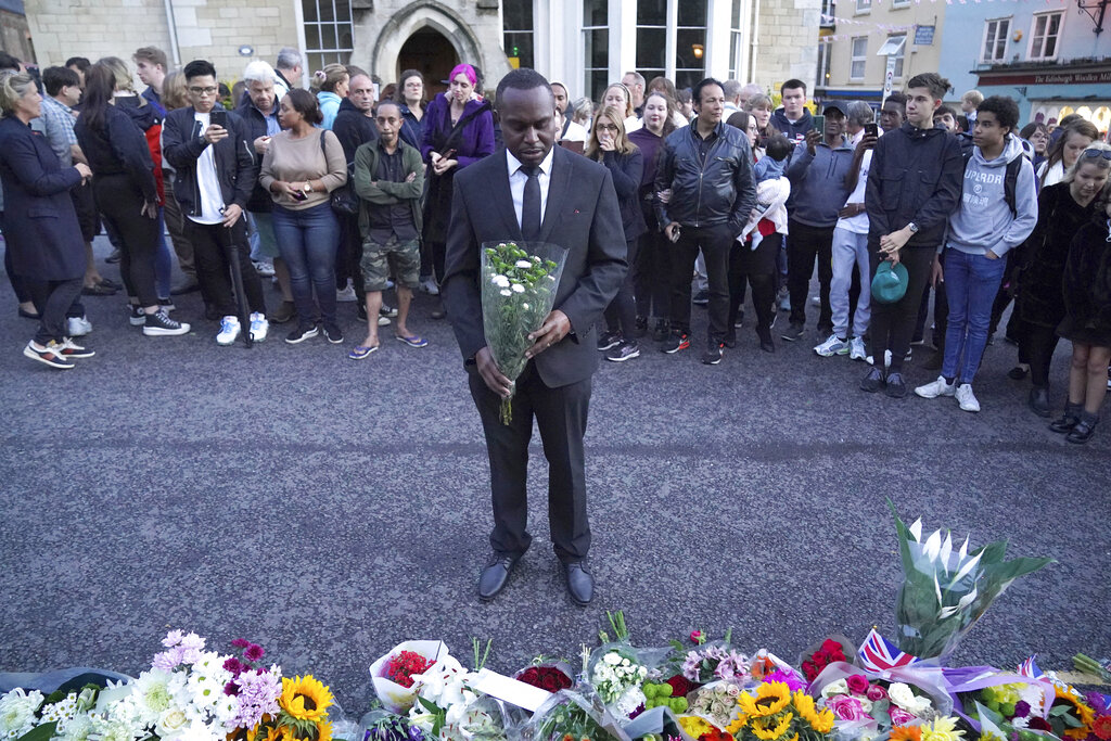 有民众于温莎堡（Windsor Castle）外献花悼念。AP图片