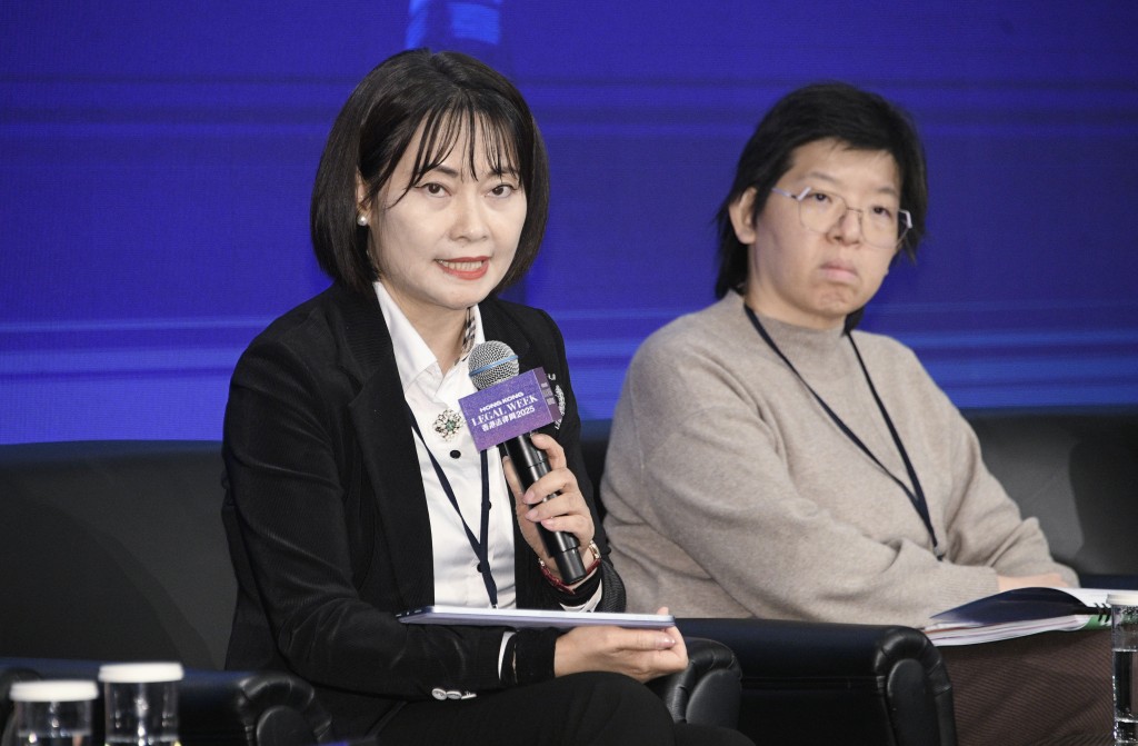 廣東省律師協會副會長、競天公誠律師事務所資深合夥人周璇(左)。