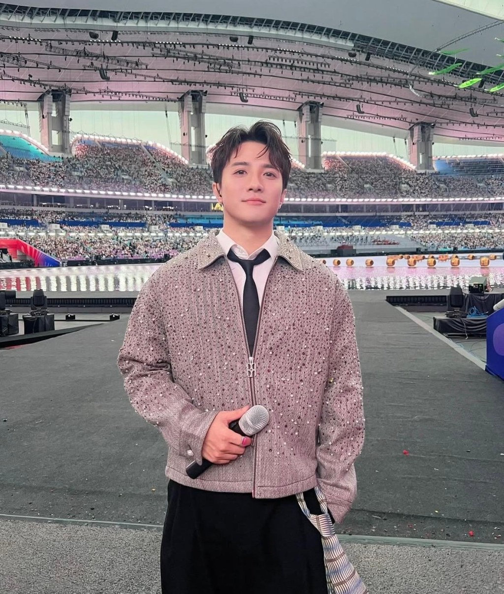 去年好充實，全運會4萬人面前唱歌。