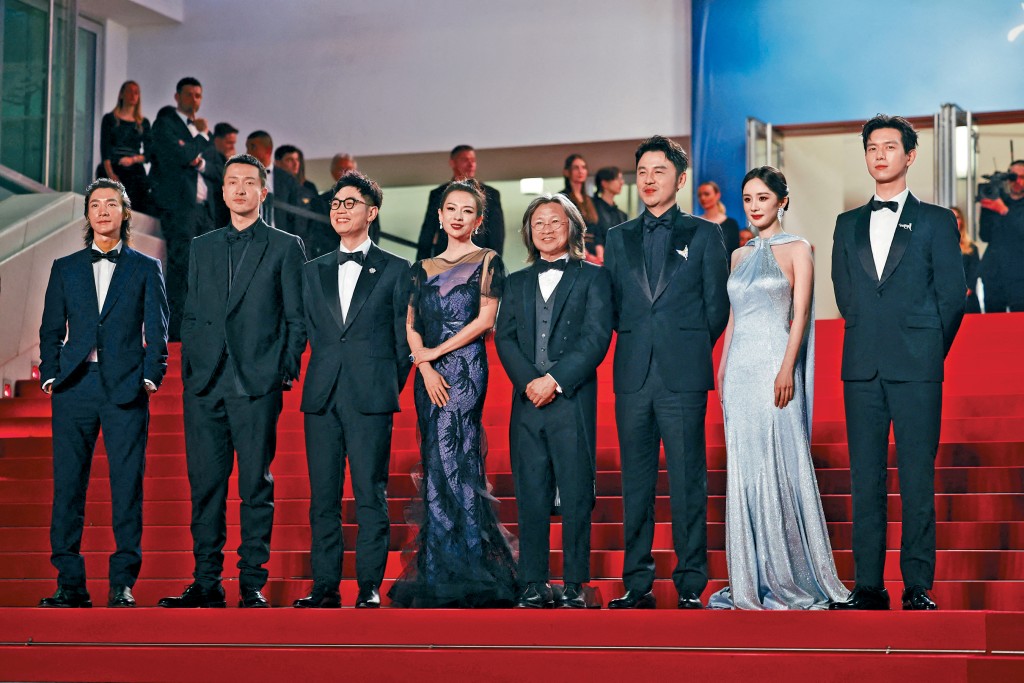 導演陳可辛（右四）率領章子怡、楊冪、李現、雷佳音等演員，出席其作品《醬園弄》首映禮。
